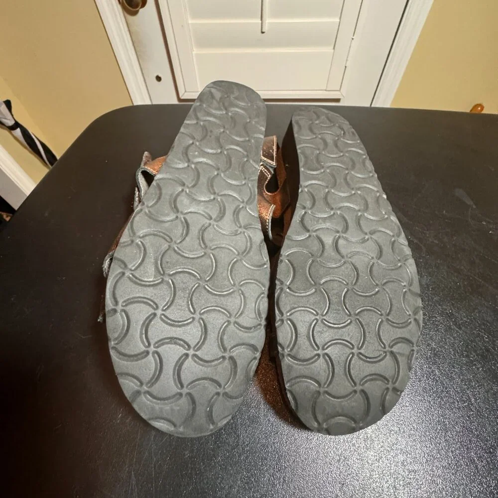 Naot 39 bronze wedge sandal
